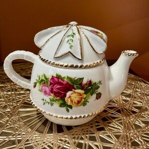Royal Albert Old Country Roses Basketweave Teapot Bow Lid Gold Trim Bone China
